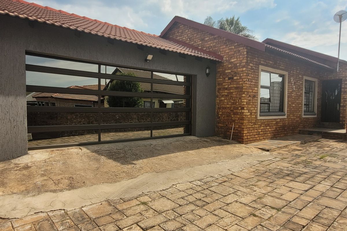 Well-Looked After Family Home! - Photo 3