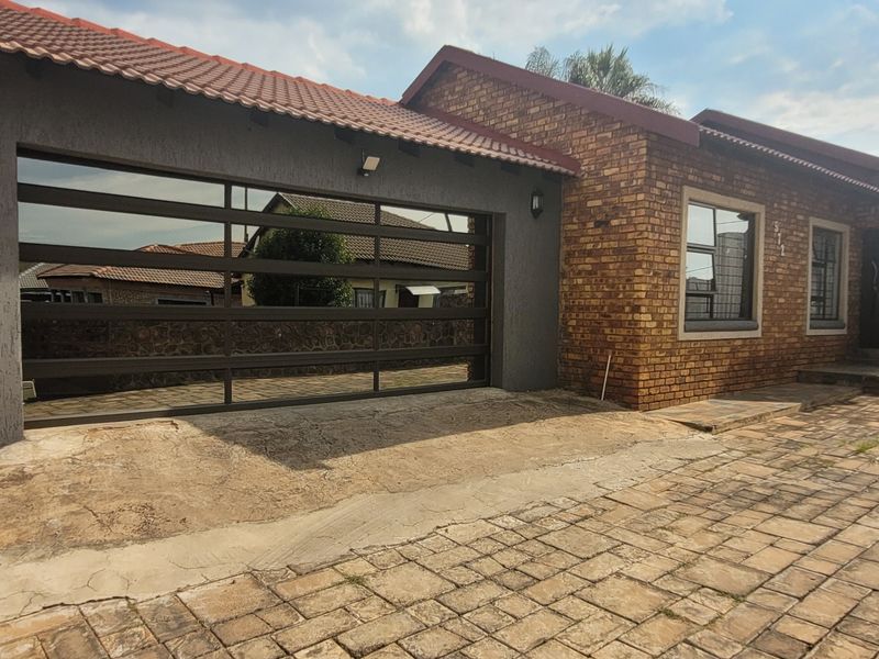 Well-Looked After Family Home! - Photo 3