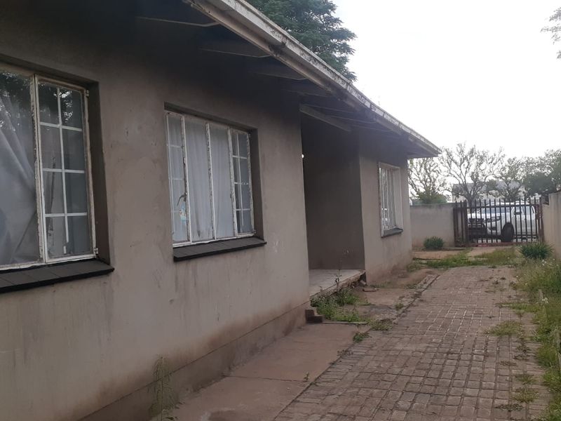 A home in a quiet locale  of CW5 yearning for a home lover - Photo 4