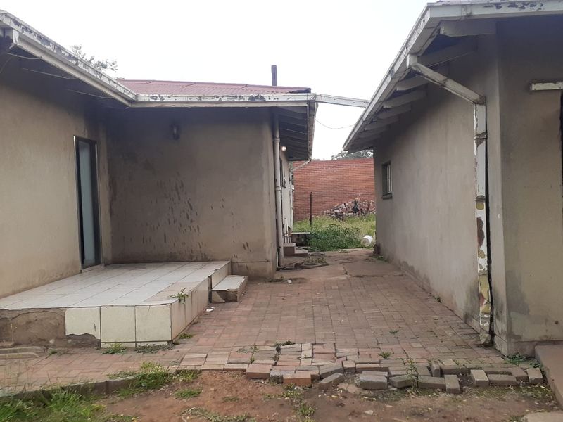 A home in a quiet locale  of CW5 yearning for a home lover - Photo 6