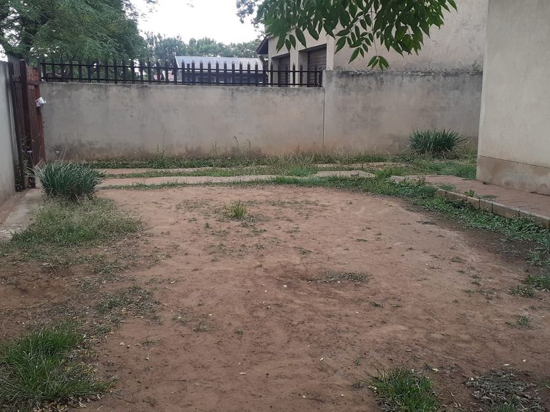 A home in a quiet locale  of CW5 yearning for a home lover - Photo 5