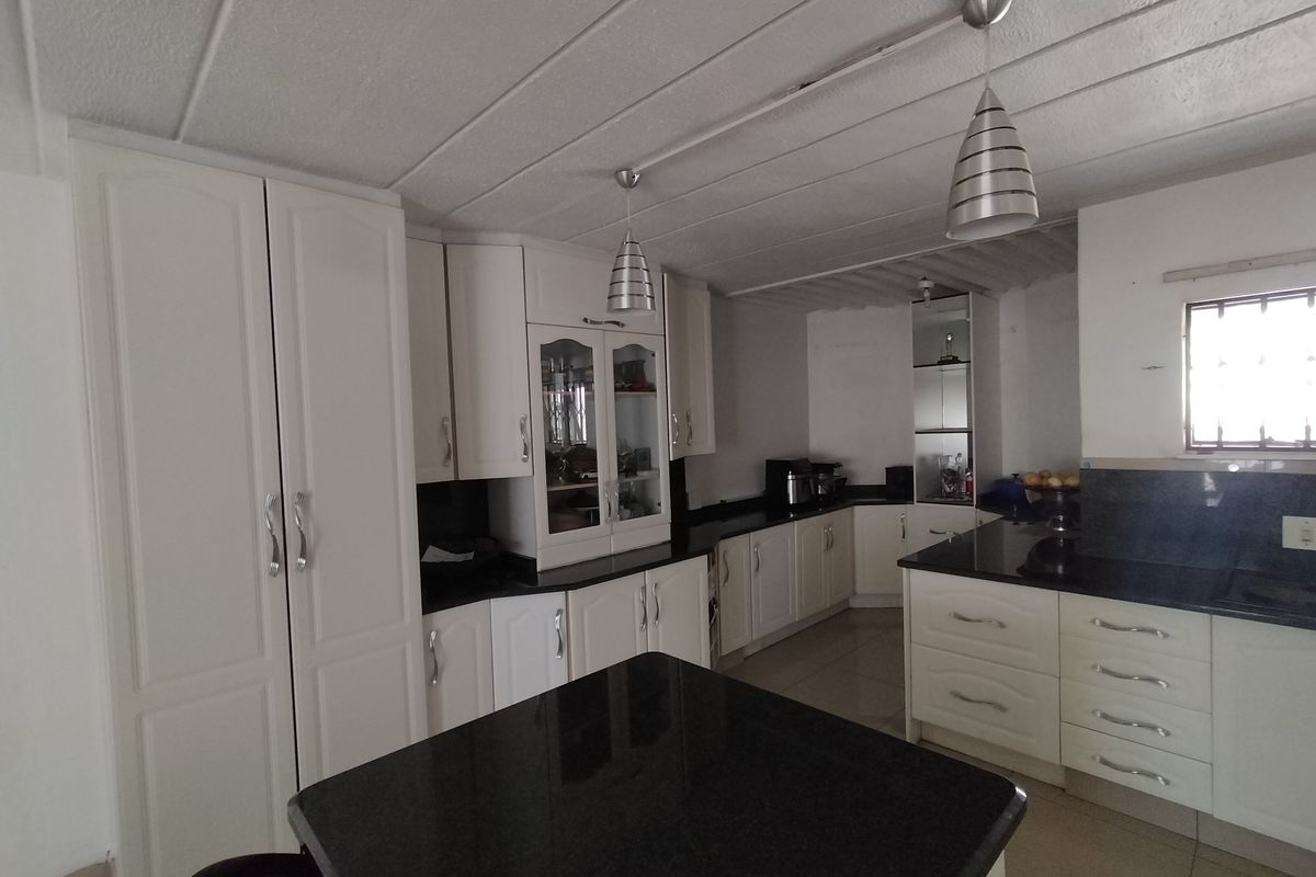 Modern Family Home with Balconies & Entertainment Lapa in Amandasig - Photo 3