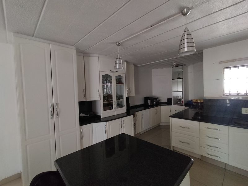 Modern Family Home with Balconies & Entertainment Lapa in Amandasig - Photo 3