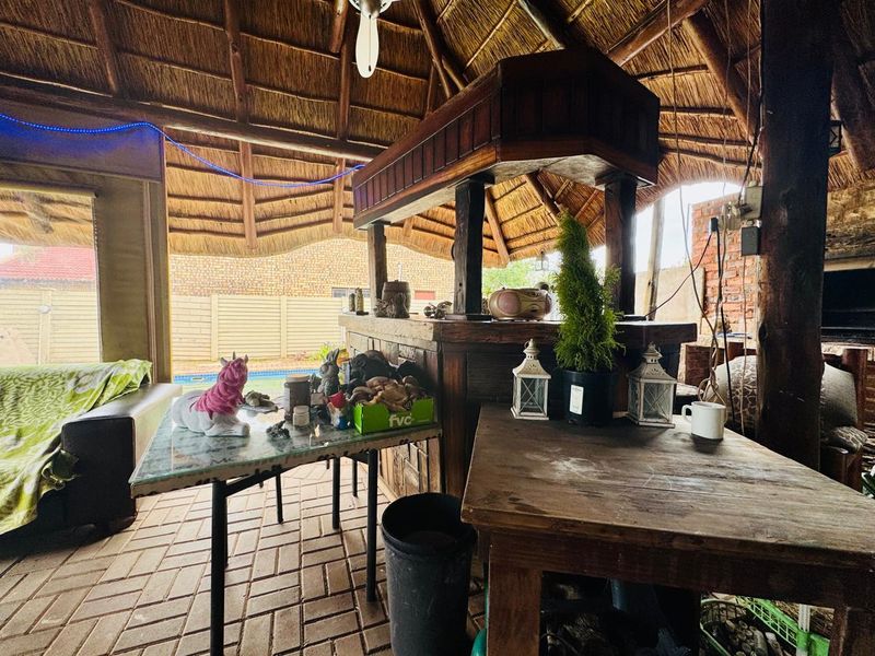 Stylish Family Living with Exceptional Outdoor Space - Photo 10