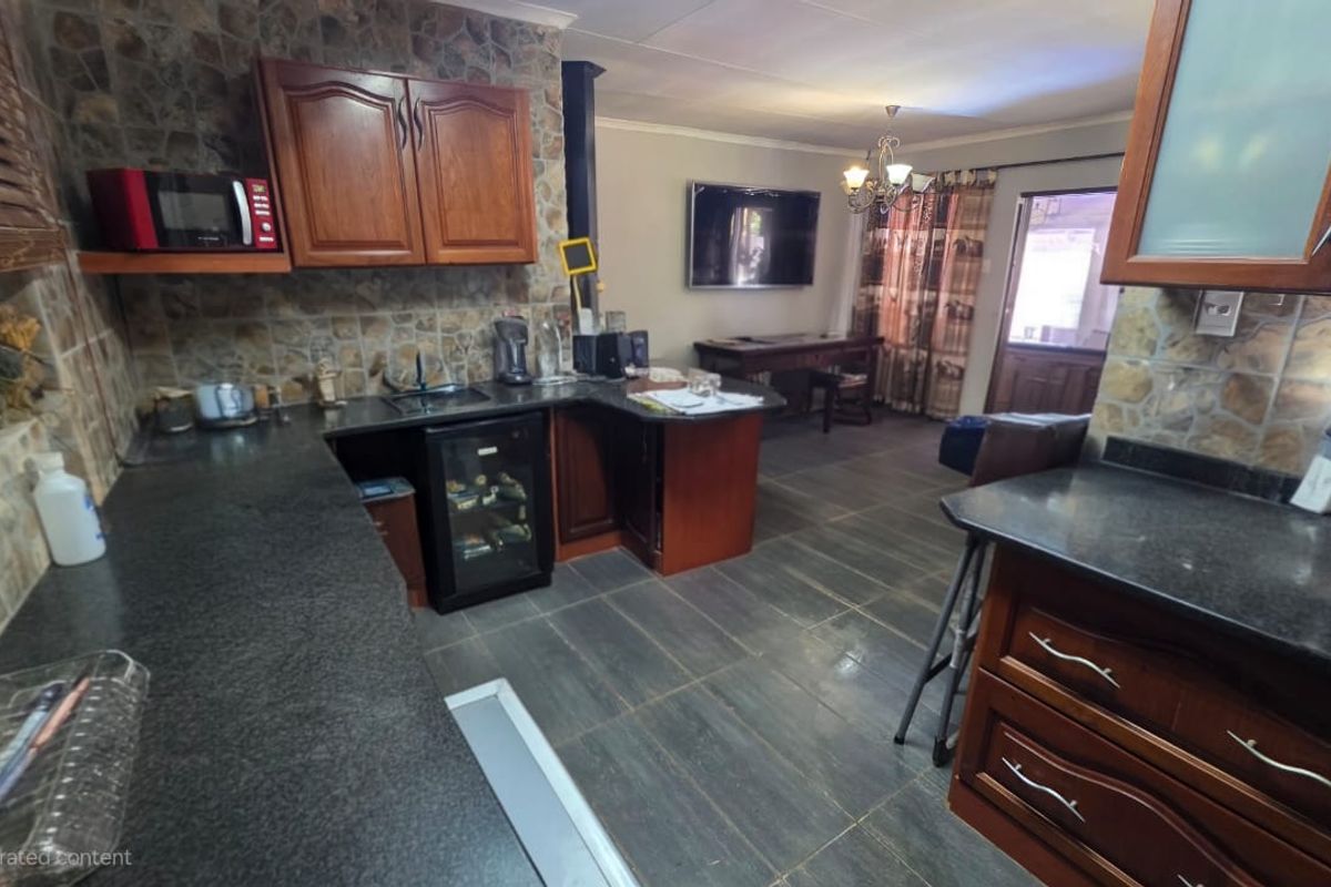 Stylish Family Living with Exceptional Outdoor Space - Photo 3