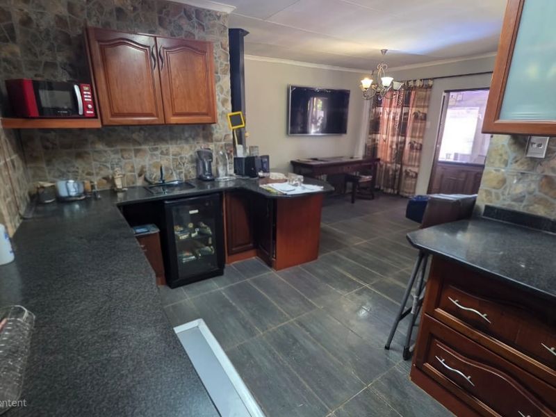 Stylish Family Living with Exceptional Outdoor Space - Photo 3