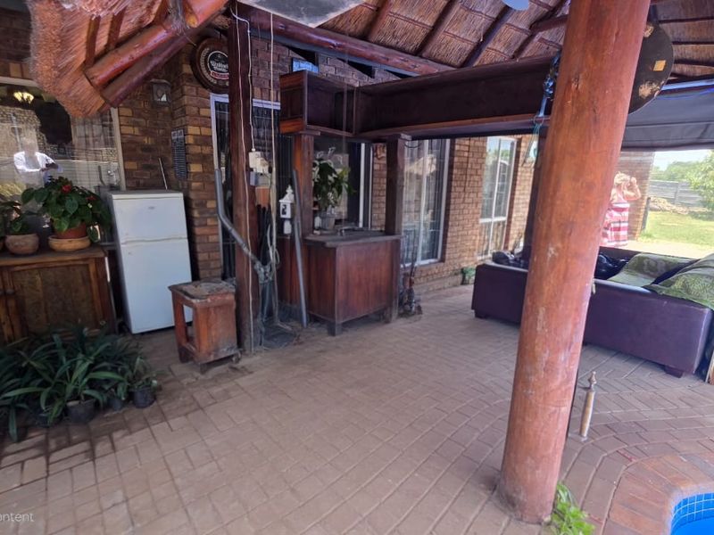 Stylish Family Living with Exceptional Outdoor Space - Photo 9