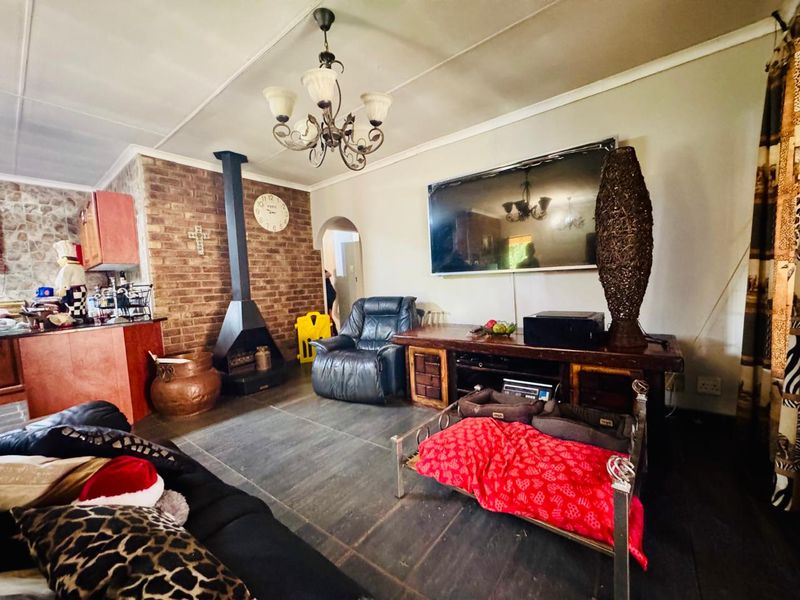 Stylish Family Living with Exceptional Outdoor Space - Photo 7