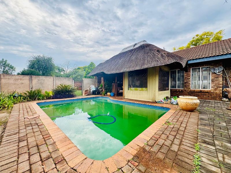 Stylish Family Living with Exceptional Outdoor Space - Photo 8