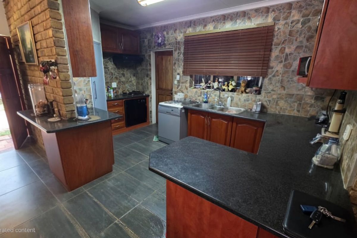 Stylish Family Living with Exceptional Outdoor Space - Photo 2