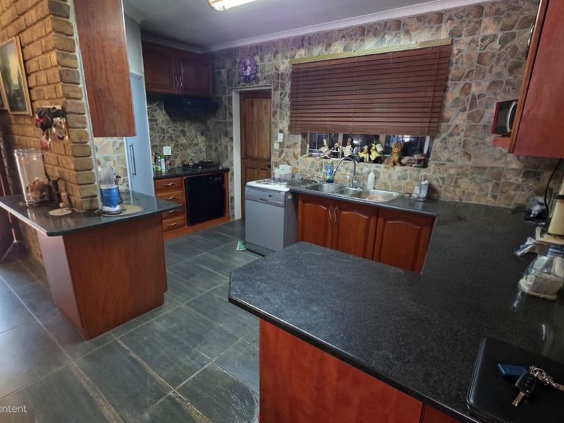 Stylish Family Living with Exceptional Outdoor Space - Photo 2