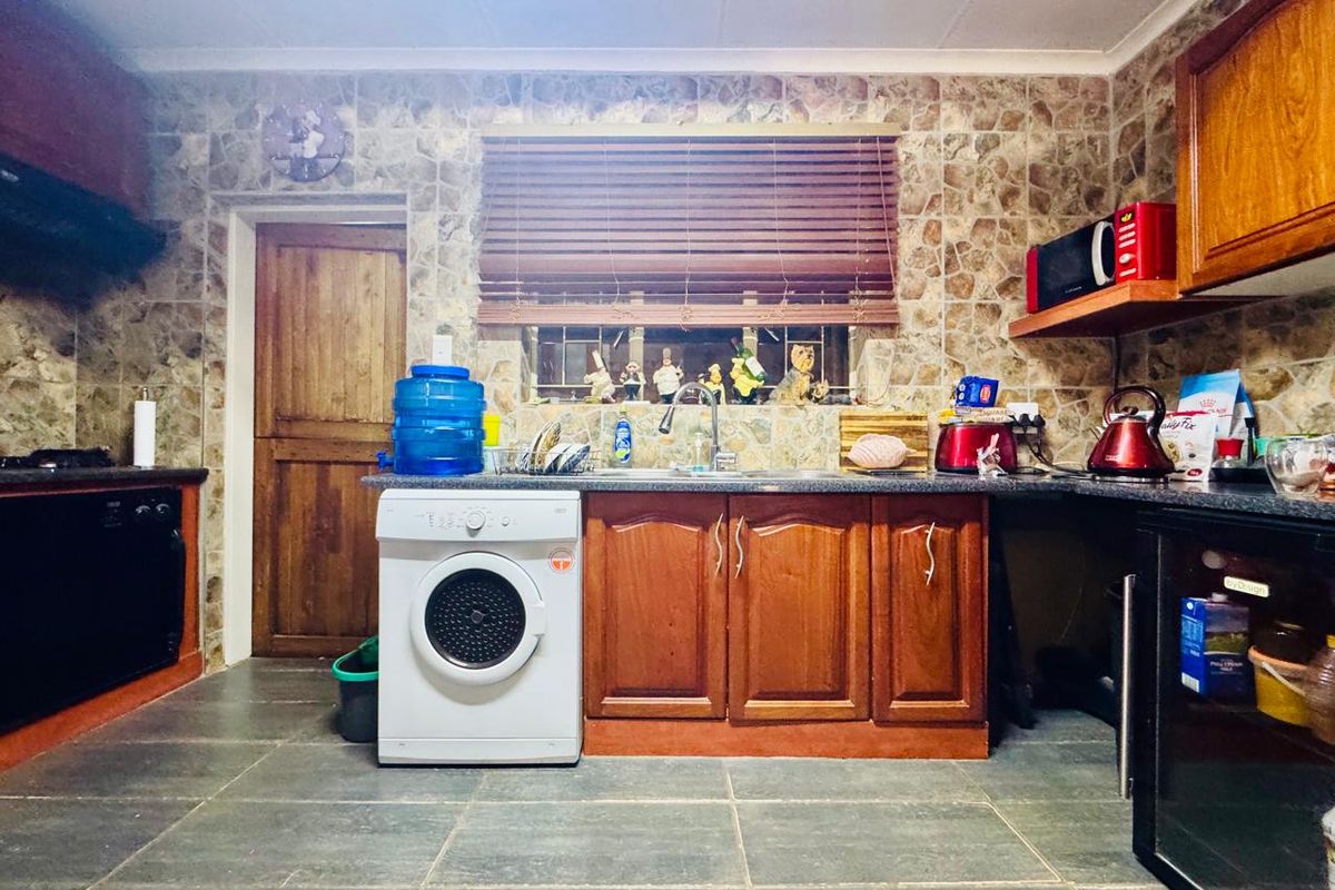 Stylish Family Living with Exceptional Outdoor Space - Photo 4