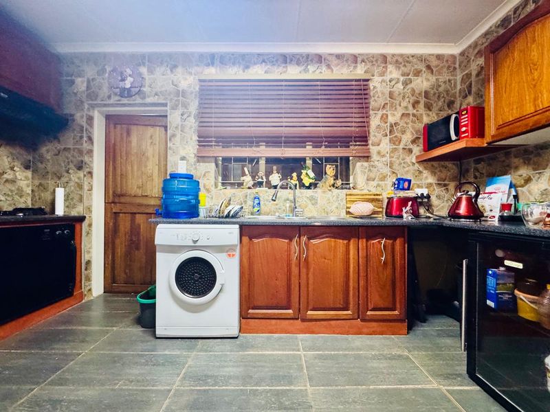 Stylish Family Living with Exceptional Outdoor Space - Photo 4