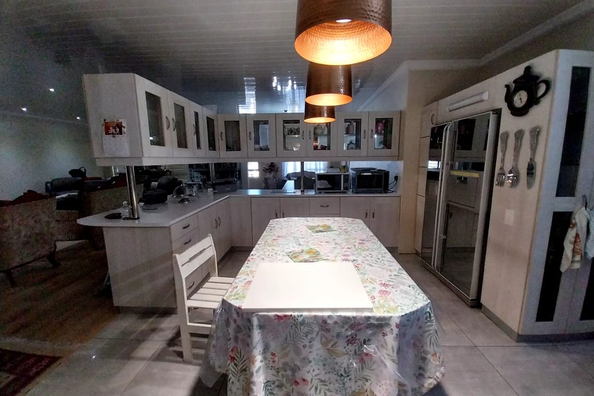 Modern Family Home in Prime Van Riebeeck Park Location - Photo 4