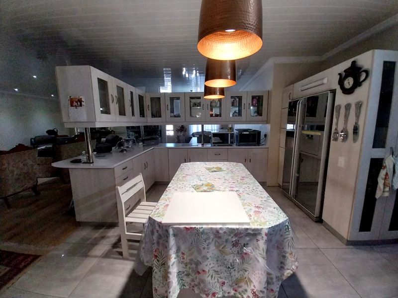 Modern Family Home in Prime Van Riebeeck Park Location - Photo 4