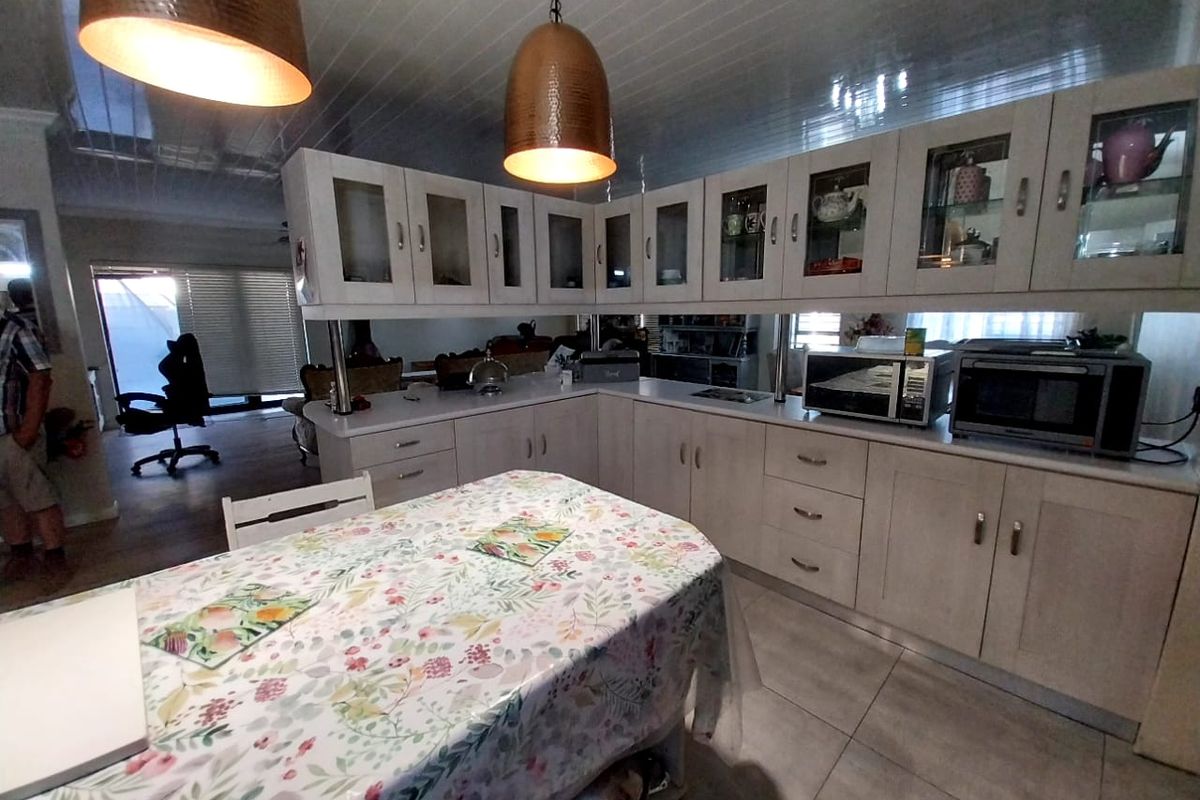 Modern Family Home in Prime Van Riebeeck Park Location - Photo 3
