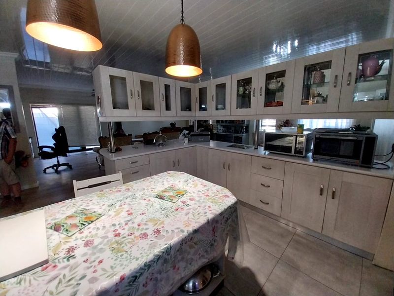 Modern Family Home in Prime Van Riebeeck Park Location - Photo 3