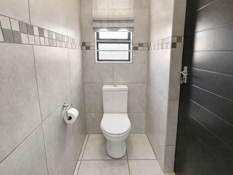 Modern Corner Unit Duplex Offering Stylish Estate Living - Photo 4