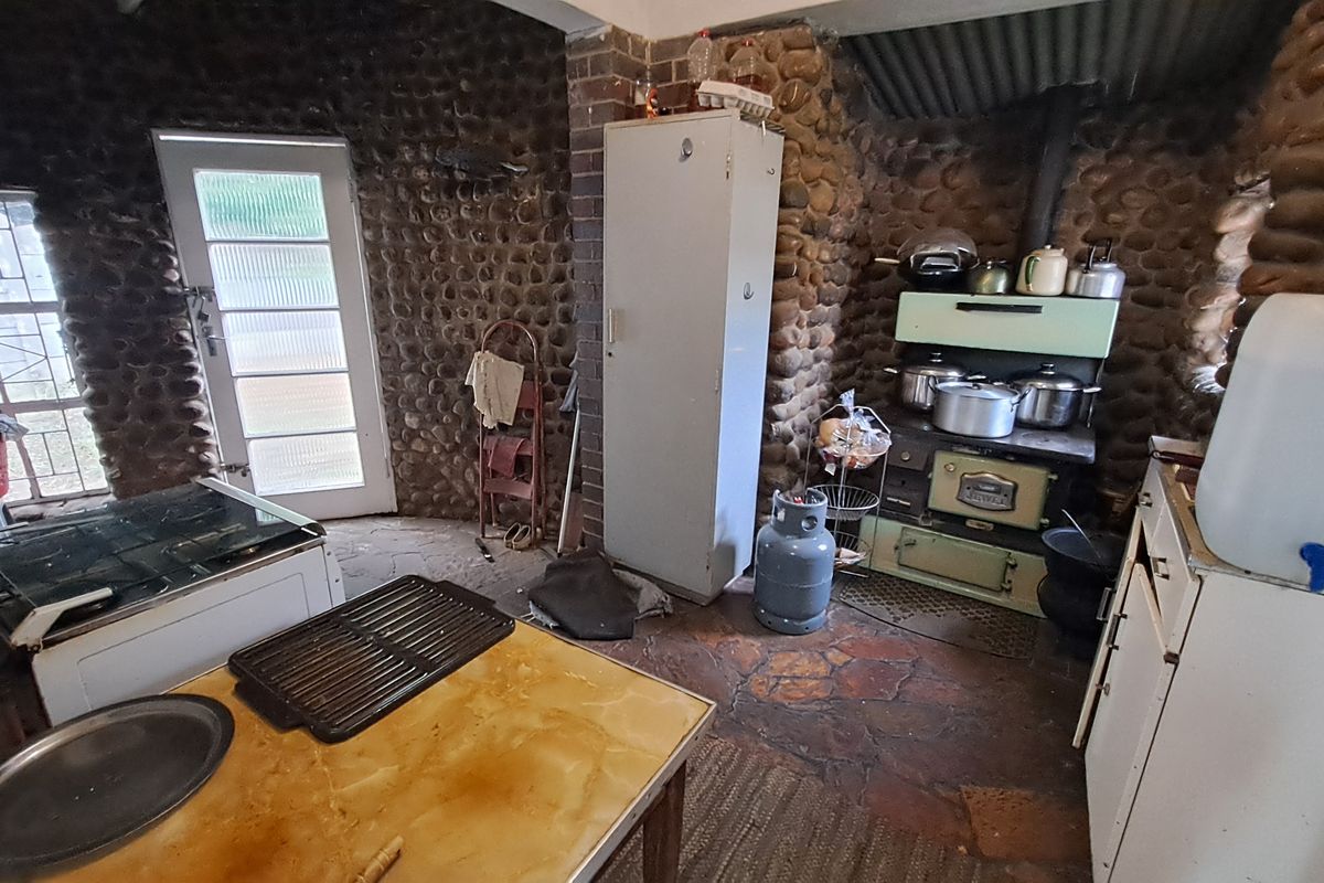 Comfortable 4-Bedroom Home Offering Space & Potential - Photo 2