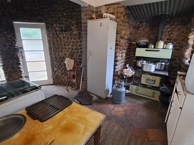 Comfortable 4-Bedroom Home Offering Space & Potential - Photo 2