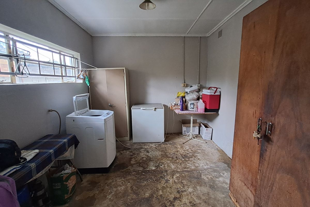 Comfortable 4-Bedroom Home Offering Space & Potential - Photo 3