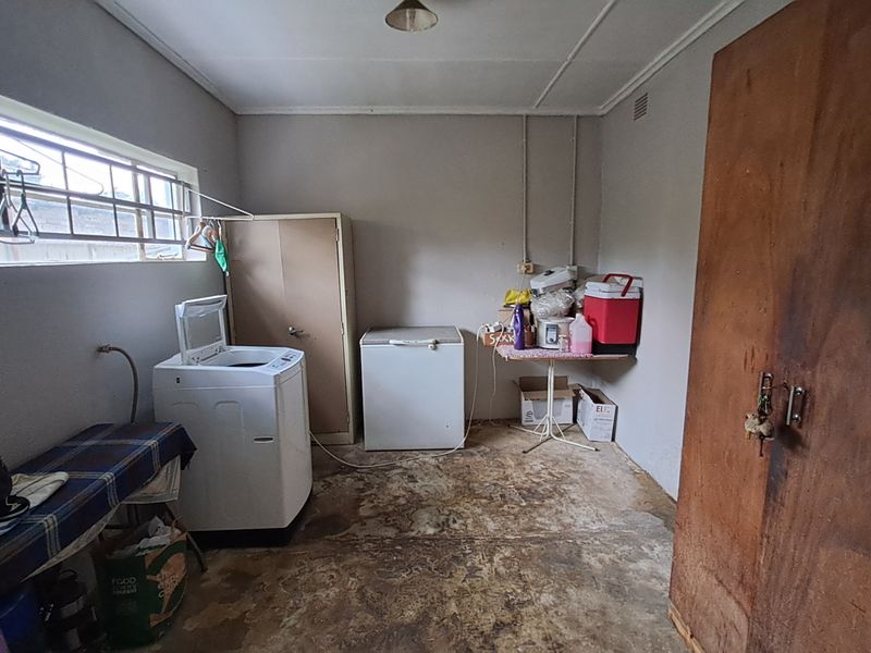 Comfortable 4-Bedroom Home Offering Space & Potential - Photo 3