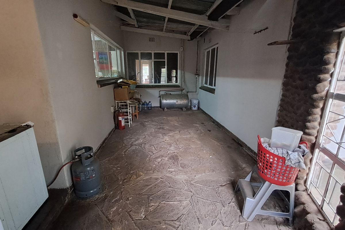 Comfortable 4-Bedroom Home Offering Space & Potential - Photo 4