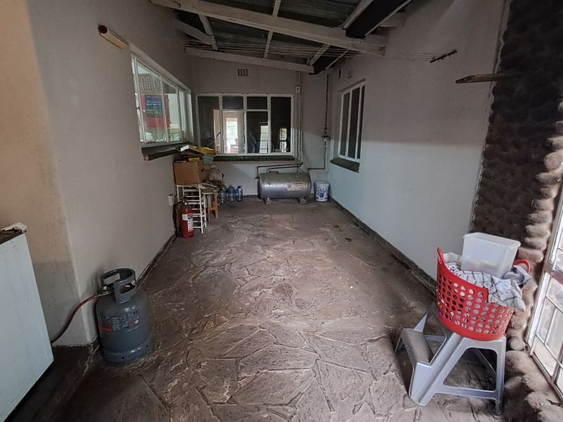 Comfortable 4-Bedroom Home Offering Space & Potential - Photo 4