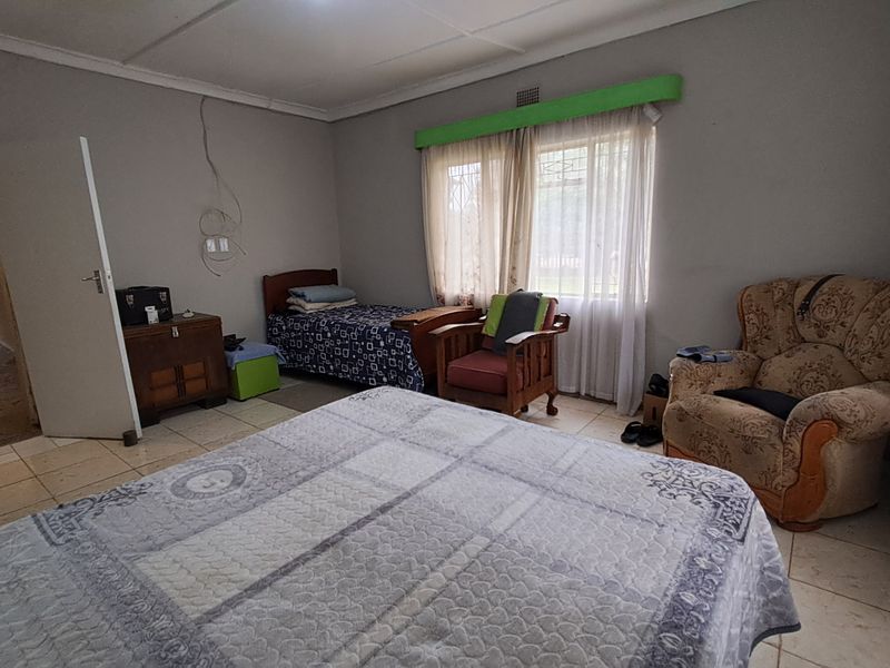 Comfortable 4-Bedroom Home Offering Space & Potential - Photo 9