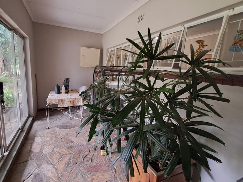 Comfortable 4-Bedroom Home Offering Space & Potential - Photo 7