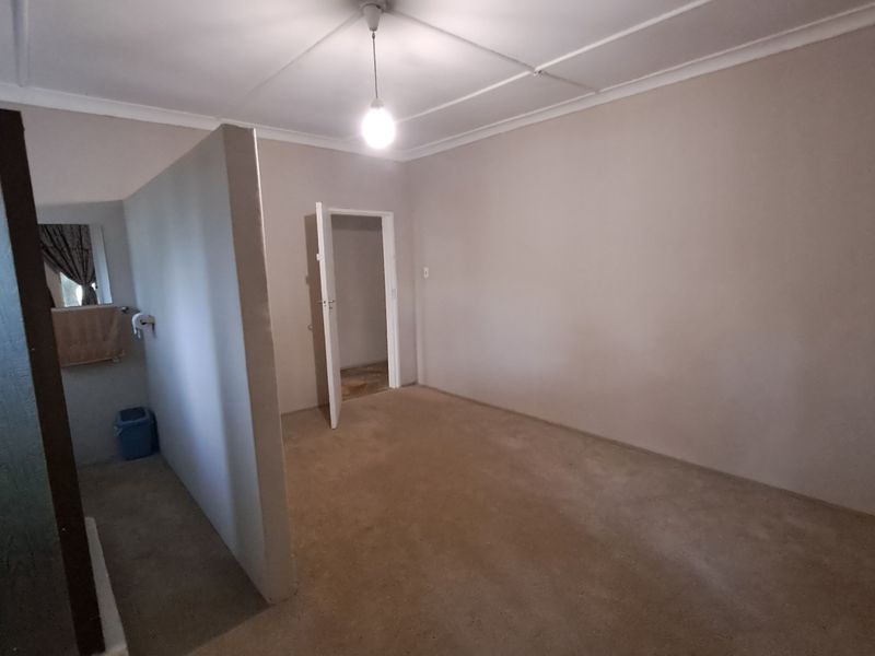 Comfortable 4-Bedroom Home Offering Space & Potential - Photo 8