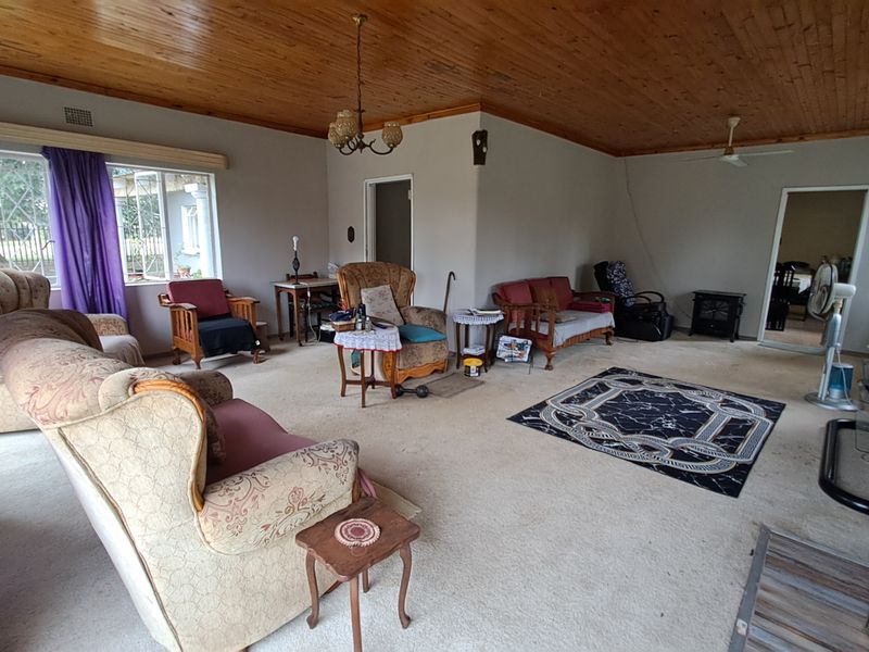 Comfortable 4-Bedroom Home Offering Space & Potential - Photo 6