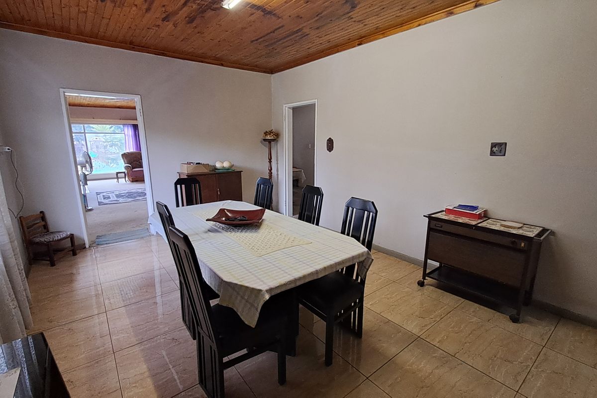 Comfortable 4-Bedroom Home Offering Space & Potential - Photo 5