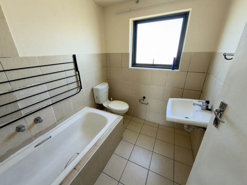 Sunny 2 Bedroom Top Floor Apartment for Sale in Parklands East - Photo 8