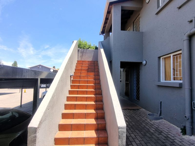 2 Bedroom, 1 Bathroom, 24hr Security- Castleview - Photo 3