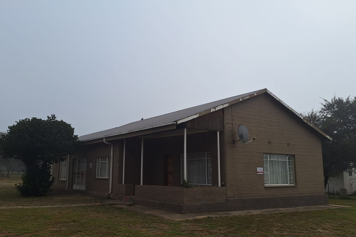 Charming 3-Bedroom Home with Business Zoning & Vaal Dam Views - Photo 3