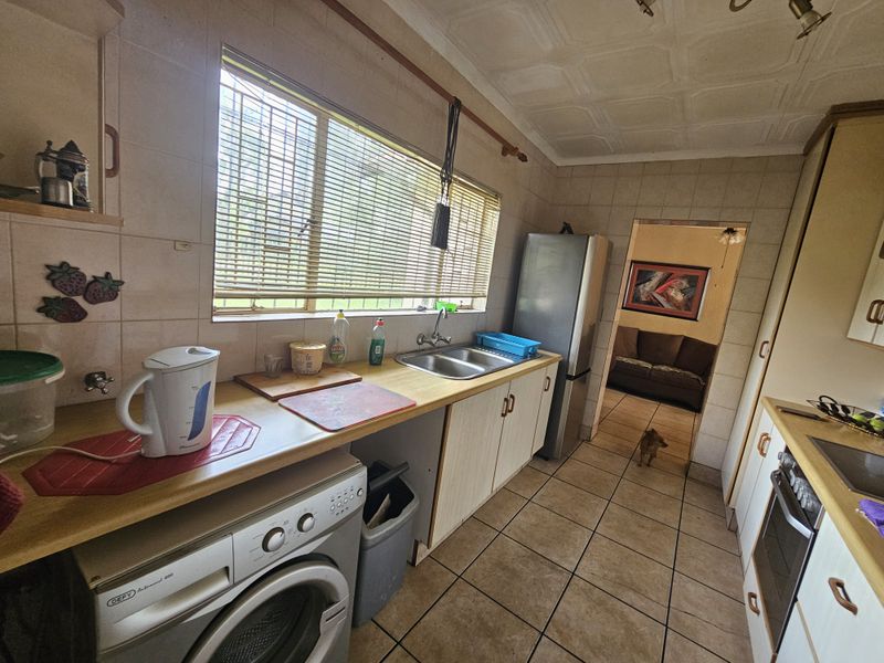 Well-Located Family Home with Spacious Living Areas - Photo 4