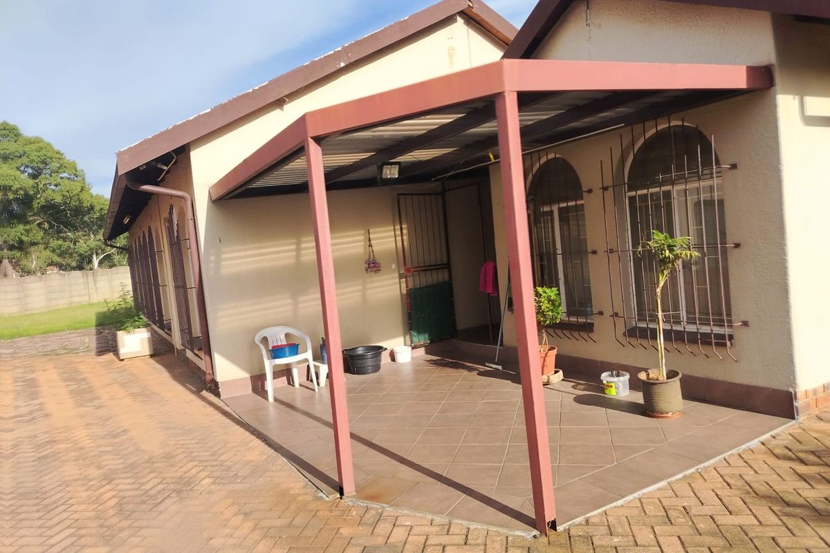 Well-Located Family Home with Spacious Living Areas - Photo 2