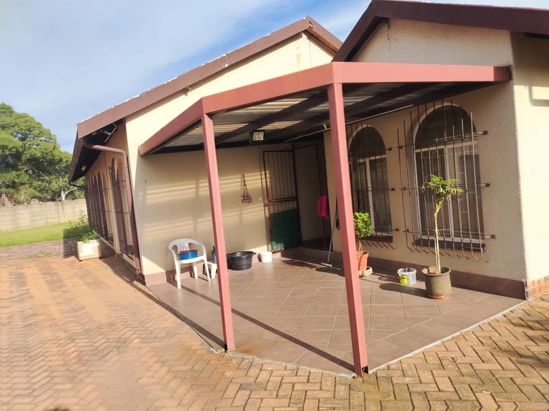 Well-Located Family Home with Spacious Living Areas - Photo 2