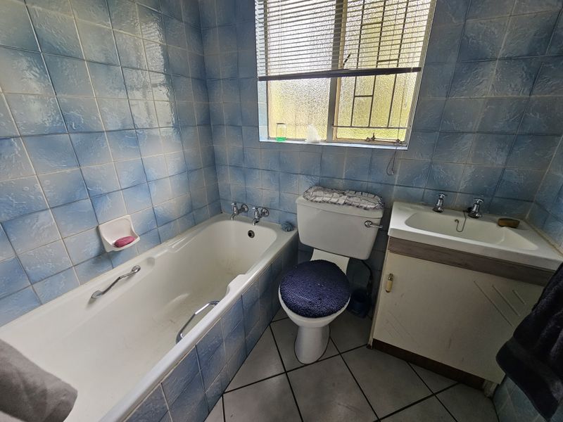 Well-Located Family Home with Spacious Living Areas - Photo 8