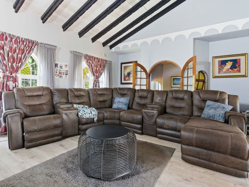 The last Institution 2 Zoning in Central Hillcrest - Photo 2