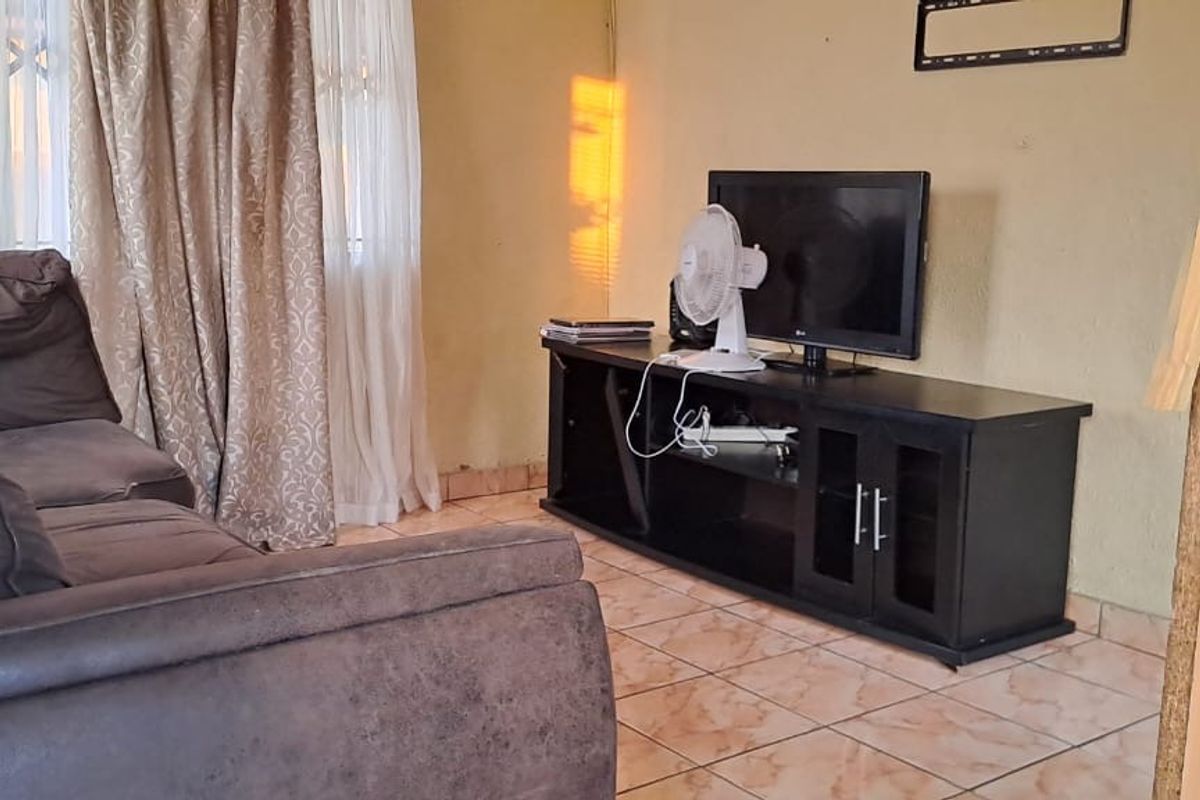 Cozy house awaits you to make it your home - Photo 2