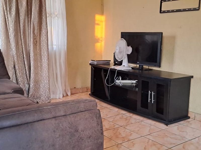 Cozy house awaits you to make it your home - Photo 2