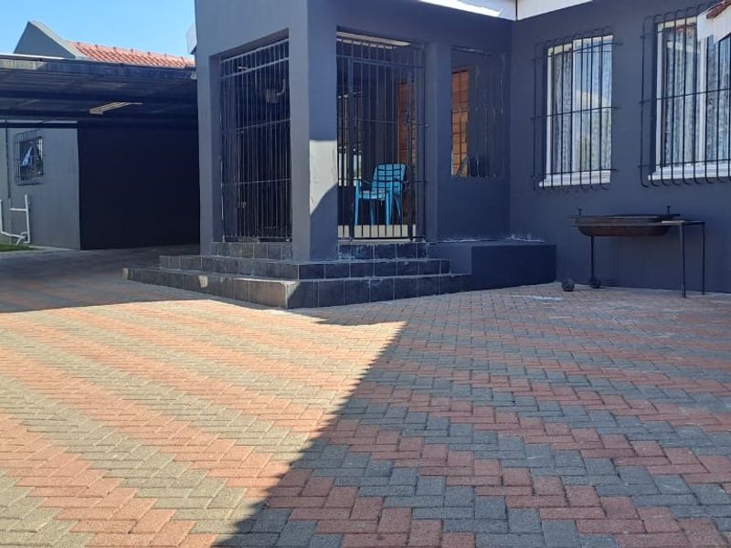 Large family house, big on family?this one is for you!! - Photo 1