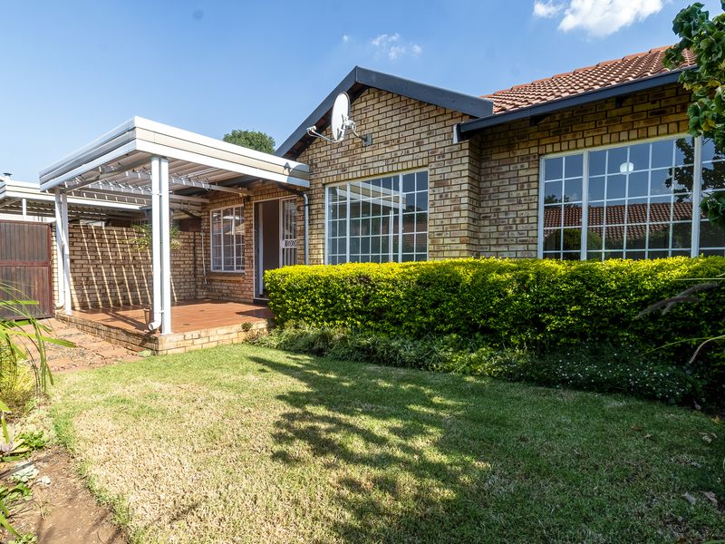 Great Starter Home. Charming Two-Bed Townhouse for Sale in “Die Wilgers”. - Photo 2