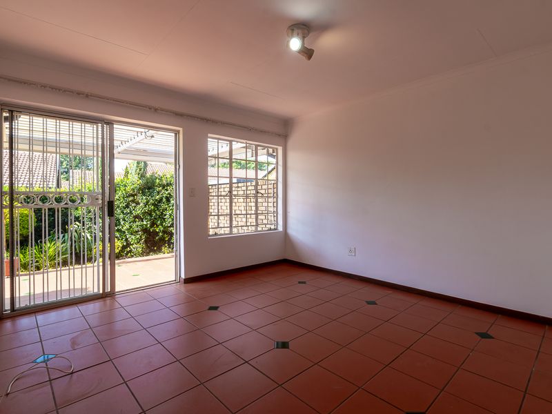 Great Starter Home. Charming Two-Bed Townhouse for Sale in “Die Wilgers”. - Photo 7