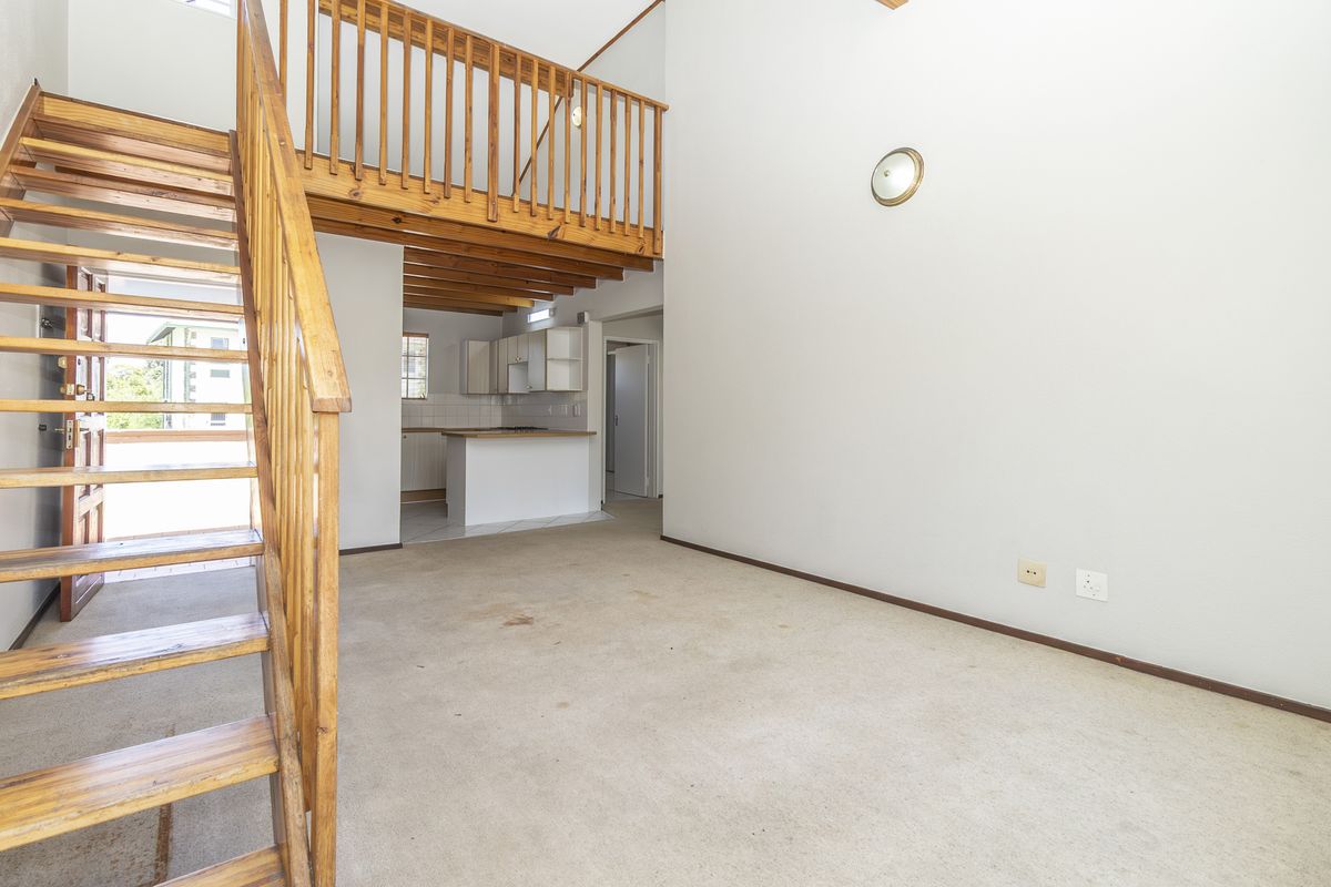 Sought after complex - light Filled 2-Bedroom, 2-Bath Loft Apartment with Great Upgrade Potential - Photo 4