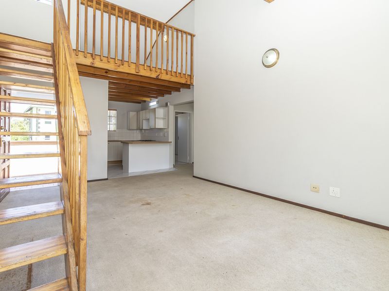 Sought after complex - light Filled 2-Bedroom, 2-Bath Loft Apartment with Great Upgrade Potential - Photo 4