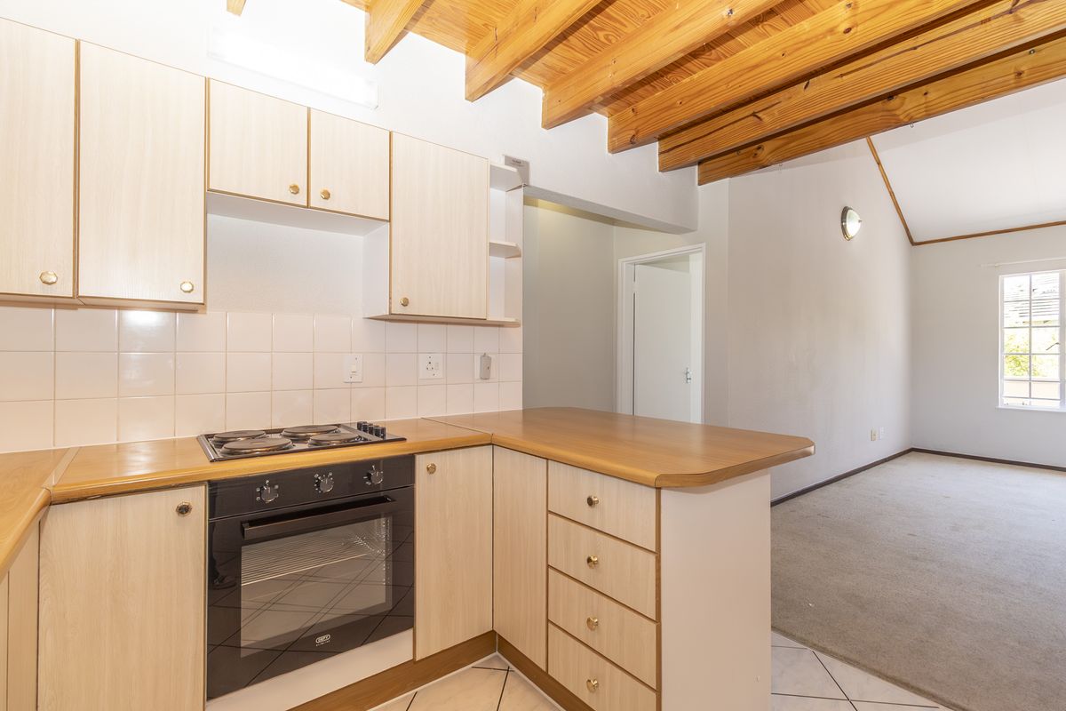 Sought after complex - light Filled 2-Bedroom, 2-Bath Loft Apartment with Great Upgrade Potential - Photo 2