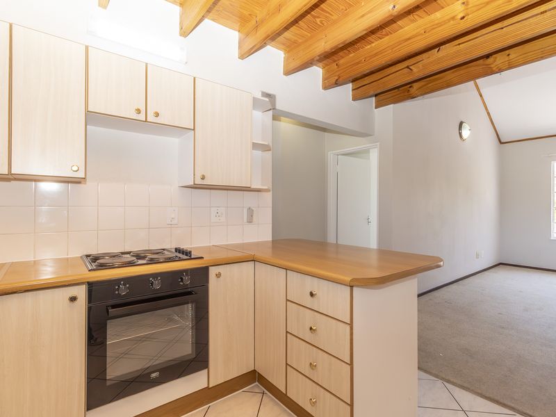 Sought after complex - light Filled 2-Bedroom, 2-Bath Loft Apartment with Great Upgrade Potential - Photo 2